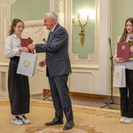2 prezydent miasta wręcza dyplom laureatce.jpeg