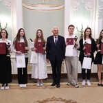 3 Laureaci konkursu z prezydentem miasta .jpg