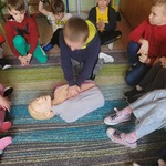 Chłopiec uciska klatkę piersiową fantoma.jpg