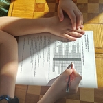 Uczniowie rozwiązują krzyżówki dotyczą ce książek i bibliotek (1).jpg