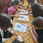 Uczniowie rozwiązują krzyżówki dotyczą ce książek i bibliotek (3).jpg