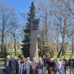Klasa 2d pod pomnikiem.jpg