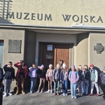 Uczniowie pod Muzeum Wojska.jpg