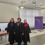 nauczycielka w todze i łańcuchu sędziego i dwie uczennice w togach sędziego  i prokuratora.jpg