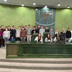 uczniowie klas ósmych i nauczycielka za stołem sędziowskim.jpg