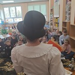 Prezentacja postaci Marii Skłodowskiej-Curie przed koegami w świetlicy szkolnej (1).jpg