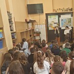 Prezentacja postaci Kazimierza Nowaka przed koegami w świetlicy szkolnej (2).jpg