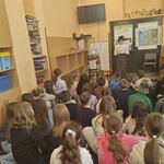 Prezentacja postaci Marii Skłodowskiej-Curie przed koegami w świetlicy szkolnej (2).jpg