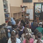 Prezentacja postaci Kazimierza Nowaka przed koegami w świetlicy szkolnej (1).jpg