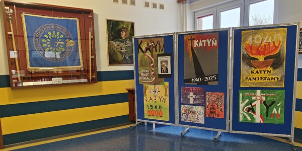 7 Wystawa plakatów upamiętniających ofiary zbrodni katyńskiej przy gablocie ze sztandarem szkoły.jpg