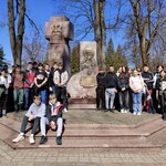 1 Ósmoklasiści pod Pomnikiem Katyńskim.jpg