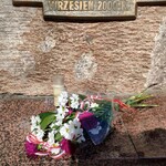 3 Wiązanka biało-czerwona złożona na płycie pomnika.jpg