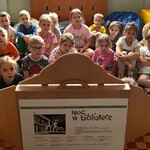 Dzieci z grupy Sowki oglądają teatrzyk kamishibai (1).jpg