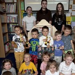 Dzieci z grupy Krasnoludki i dziewczynki z Klubu PMP - zdjęcie grupowe.jpeg