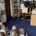 Dzieci z grupy Krasnoludki na zajęciach w bibliotece (2).jpeg