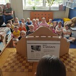 Dzieci z grupy Sowki oglądają teatrzyk kamishibai (2).jpg