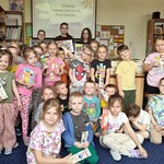 Uczennice z Klubu PMP prezentują dzieciom z oddziału przedszkolnego teatrzyk kamishibai (7).jpg