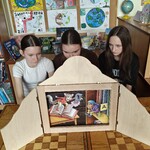 Uczennice z Klubu PMP prezentują dzieciom z oddziału przedszkolnego teatrzyk kamishibai (2).jpg