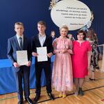 Laureaci konkursów przedmiotowych z SP 43 z Podlaską Kurator Oświaty i nauczycielką historii.jpg