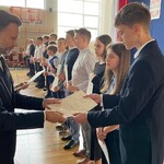 Wojewoda podlaski wręcza dyplom laureatowi z SP 43.jpg