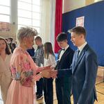 Podlaska kurator oświaty wręcza dyplom laureatowi z SP 43.jpg