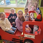 Dzieci w wozie strażackim.jpg