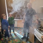 Strażak demonstruje skutek niewłaściwego użytkowania kuchenki gazowej.jpg