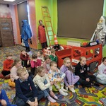 Uczniowie klasy II b oglądają film edukacyjny.jpg