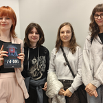 2_zdjęcie Alex Walendziuk z uczennicami(6).png