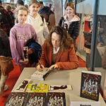 5_Martyna Skibińska podpisuje książki naszym uczennicom (5).png