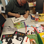 6_Marcin Pałasz rozdaje autografy (6).png