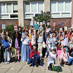 9b_z książkami zakupionymi na targach - zdjęcie grupowe (5).png