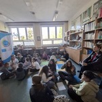 Klasa IIIb podczas warsztatów-praca w grupach.jpg