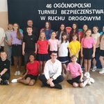 4 Zespół Gadu-Gadu z opiekunką artystyczną i dyrektorem szkoły  oraz uczniowie obsługujący nagłośnienie.jpg