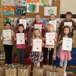Zdjęcie grupowe - lauteaci konkursu pod gazetką.jpg