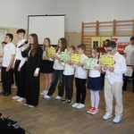 8b Recytatorzy przed uczniami z cytatami z konstytucji (1).JPG