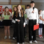 8b Recytatorzy przed uczniami z cytatami z konstytucji (4).JPG
