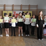 8b Recytatorzy przed uczniami z cytatami z konstytucji (2).JPG