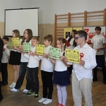8b Recytatorzy przed uczniami z cytatami z konstytucji (3).JPG