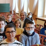 Andrzej Kalinowski siedzi wśród uczniów SP 43