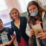Ida Pierelotkin po środku Po prawej Frane po lewej Kinga Uczniowie trzymają książki pani Pierelotkin.jpg
