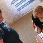Ida Pierelotkin składa autograf Frankowi.jpg