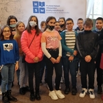 Ida Pierelotkin z młodzieżą z SP 43 zdjęcie grupowe.jpg
