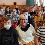 Iwona Pakuła siedzi wśród uczniów SP 43.jpg
