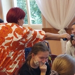 Olga Gordiejew z mikrofonem Julka zadaje pytanie.jpg