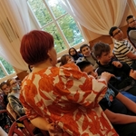 Olga Gordiejew z mikrofonem Franek zadaje pytanie.jpg