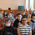 Uczniowie SP 43 siedzą na auli wydziału humanistycznego UwB.jpg