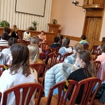 W tle Ida Piereltkin Iwona Pakuła i Olga Gordiejew przy stoliku Na pierwszym planie plecy widowni.jpg