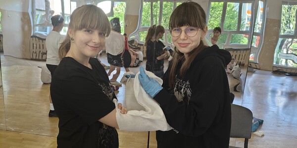 Dzieci podczas zajęć praktycznych - bandażowanie (9).jpg