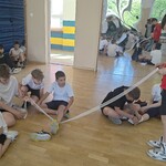 Dzieci podczas zajęć praktycznych - bandażowanie (5).jpg